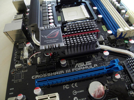 Immagine pubblicata in relazione al seguente contenuto: AMD Dragon: ecco le foto della mobo ASUS Crosshair III Formula | Nome immagine: news10389_4.jpg