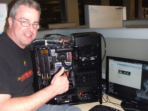 Immagine pubblicata in relazione al seguente contenuto: NVIDIA mostra un sistema SLI con due GeForce GF100 Fermi | Nome immagine: news12029_1.jpg