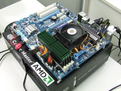 Media asset in full size related to 3dfxzone.it news item entitled as follows: Le foto di un processore AMD Phenom II X6 Thuban a sei core | Image Name: news12659_3.jpg