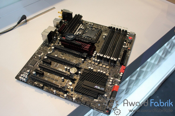 Immagine pubblicata in relazione al seguente contenuto: ASUS mostra la motherboard ROG Rampage III Black Edition | Nome immagine: news14756_1.jpg