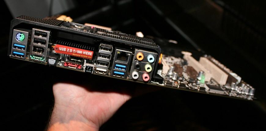 Immagine pubblicata in relazione al seguente contenuto: Foto della motherboard ASUS Sabertooth X79 per cpu LGA-2011 | Nome immagine: news15931_2.jpg
