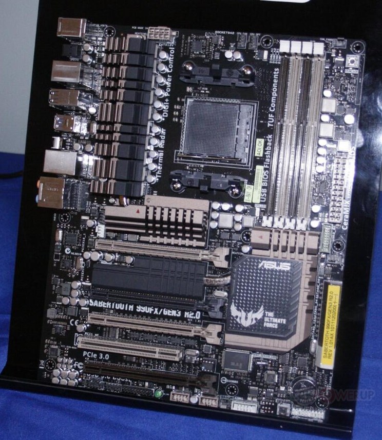 Immagine pubblicata in relazione al seguente contenuto: ASUS mostra la motherboard Sabertooth 990FX/GEN3.0 R2.0 | Nome immagine: news18709_ASUS-Sabertooth-990FX-GEN3.0-R2.0_1.jpg