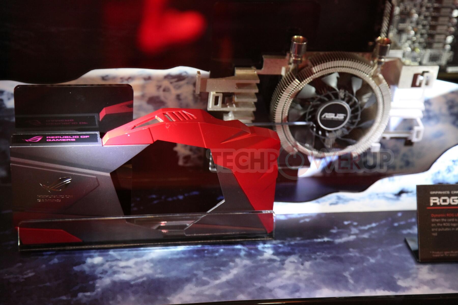 Immagine pubblicata in relazione al seguente contenuto: Computex 2013: ASUS mostra la card ROG GTX 770 Poseidon | Nome immagine: news19633_ASUS-Republic-of-Gamers-GTX-770-Poseidon_3.jpg