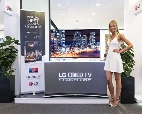 Immagine pubblicata in relazione al seguente contenuto: LG introduce il CURVED OLED TV 55EA9800 nel mercato europeo | Nome immagine: news20025_LG-Electronics-CURVED-OLED-TV-55EA9800_1.jpg