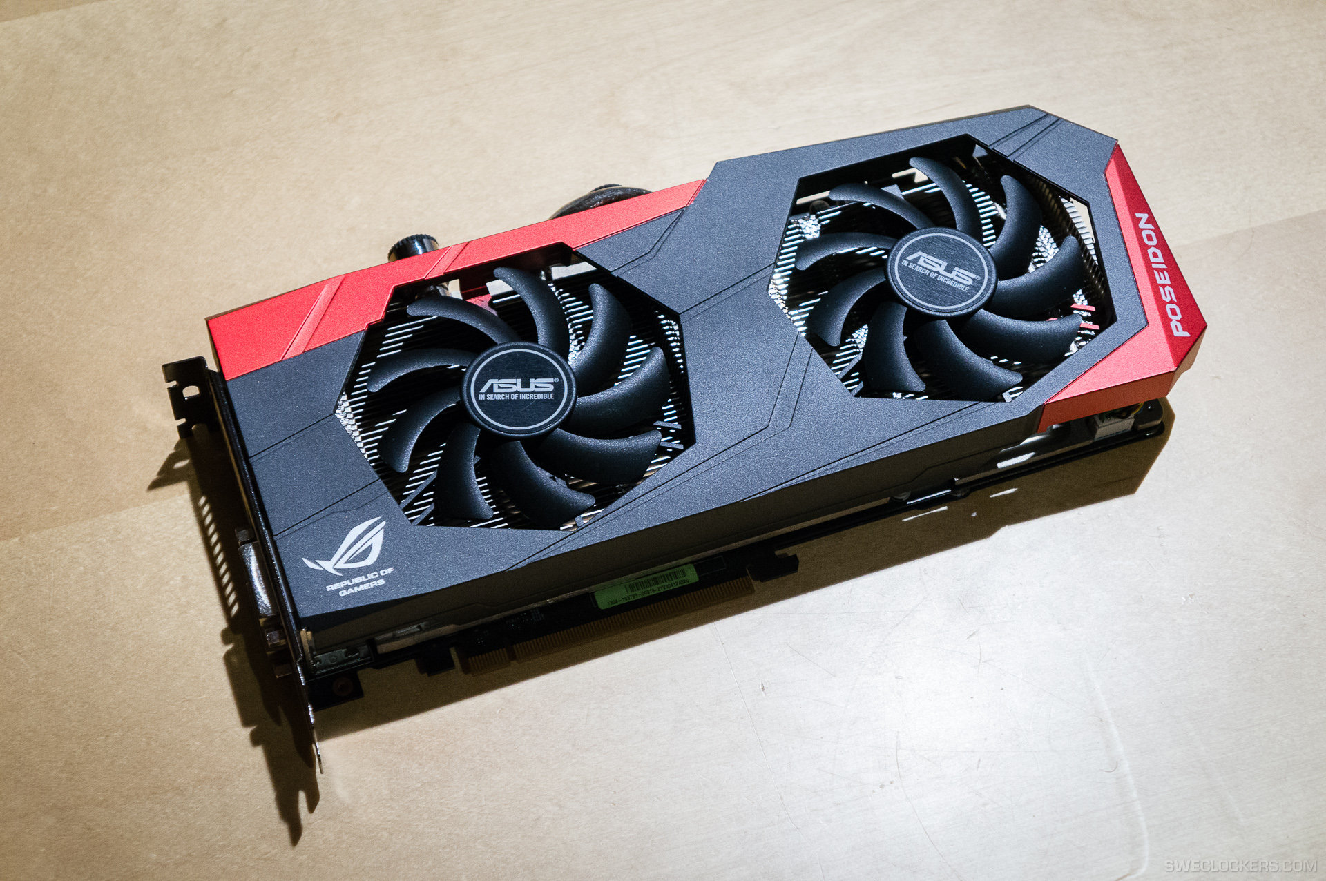 Immagine pubblicata in relazione al seguente contenuto: Fotogallery della card high-end ROG GTX 780 Poseidon di ASUS | Nome immagine: news20418_ASUS-ROG-GTX-780-Poseidon_2.jpg