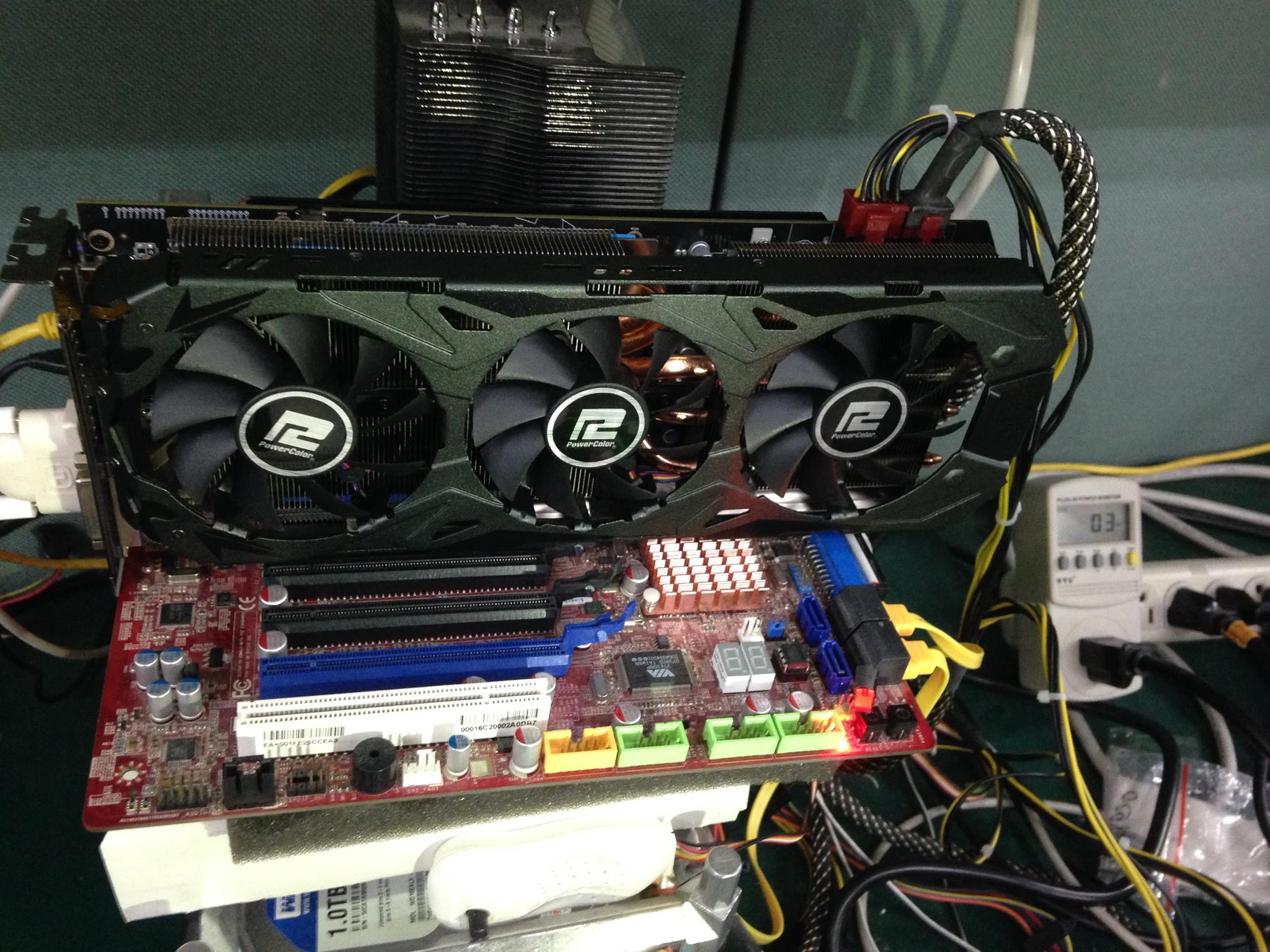 Immagine pubblicata in relazione al seguente contenuto: Le prime foto della card non reference PowerColor R9 290X PCS+ | Nome immagine: news20539_Powercolor-Radeon-R9-290X-PCS_1.jpg