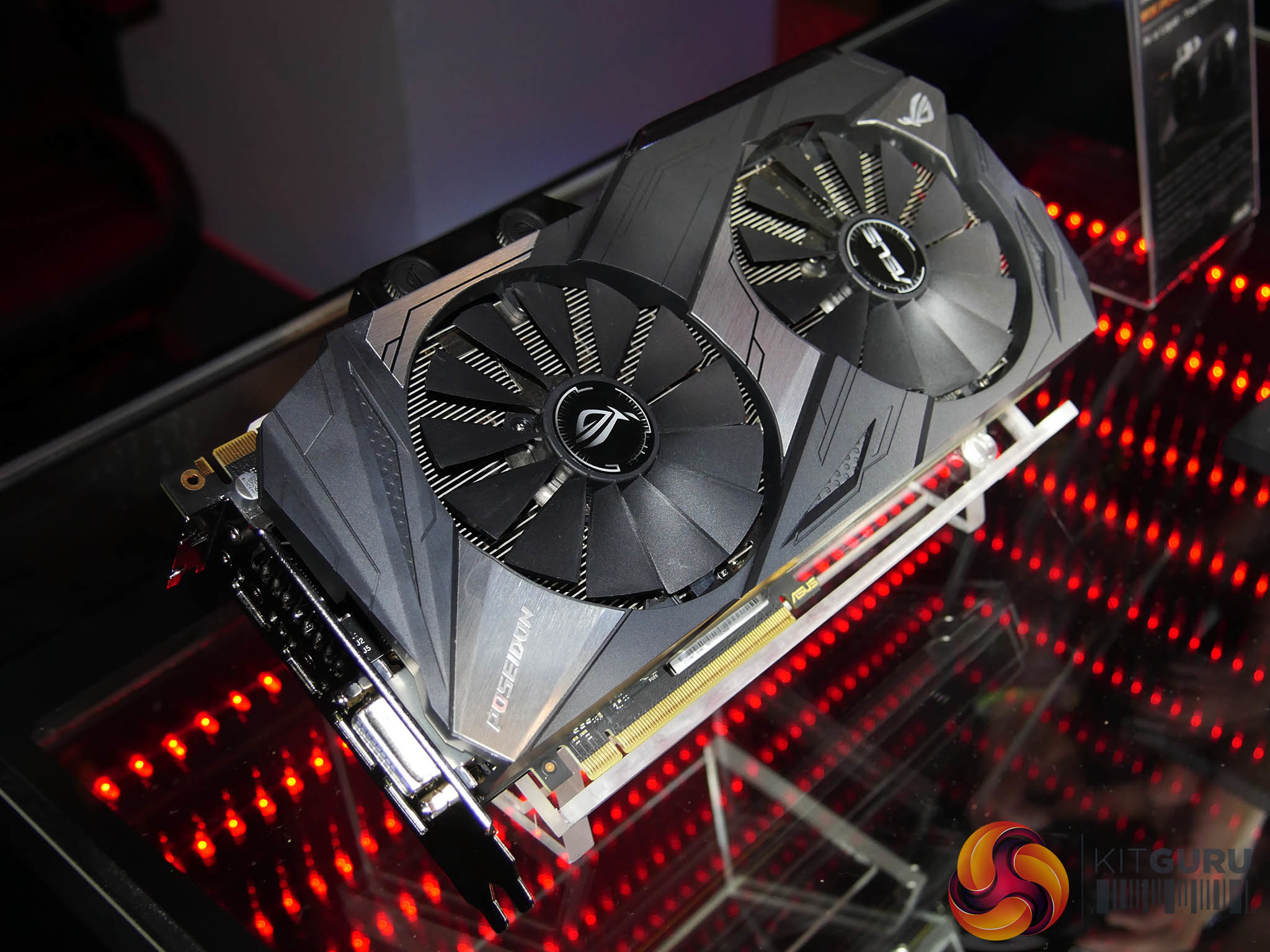Immagine pubblicata in relazione al seguente contenuto: ASUS mostra la GeForce GTX 1080 Ti ROG Poseidon con cooler ibrido aria/liquido | Nome immagine: news26095_ASUS-GeForce-GTX-1080-Ti-ROG-Poseidon_1.jpg