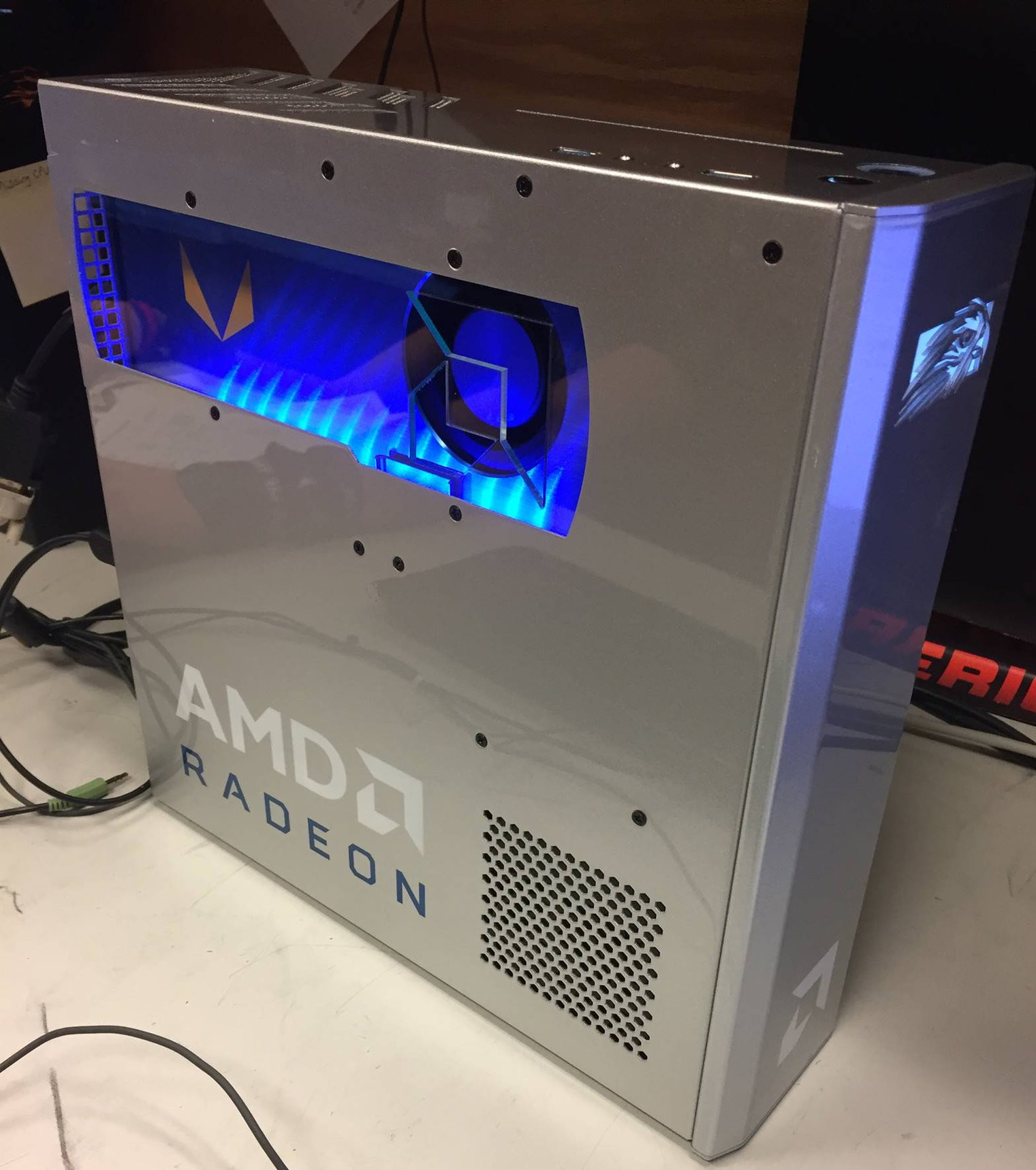 Media asset in full size related to 3dfxzone.it news item entitled as follows: Falcon Northwest mostra in anteprima un PC con Radeon Pro Vega Frontier Edition | Image Name: news26587_Falcon-Northwest-Tiki-Radeon-Pro-Vega-Frontier-Edition_1.jpg