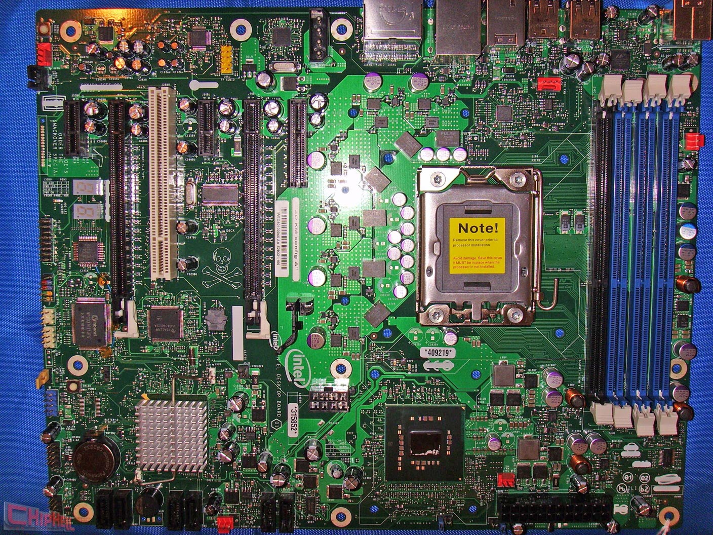 Media asset in full size related to 3dfxzone.it news item entitled as follows: Intel, foto della motherboard Bloomfield per cpu a 45nm e Hi-k | Image Name: news7101_1.jpg