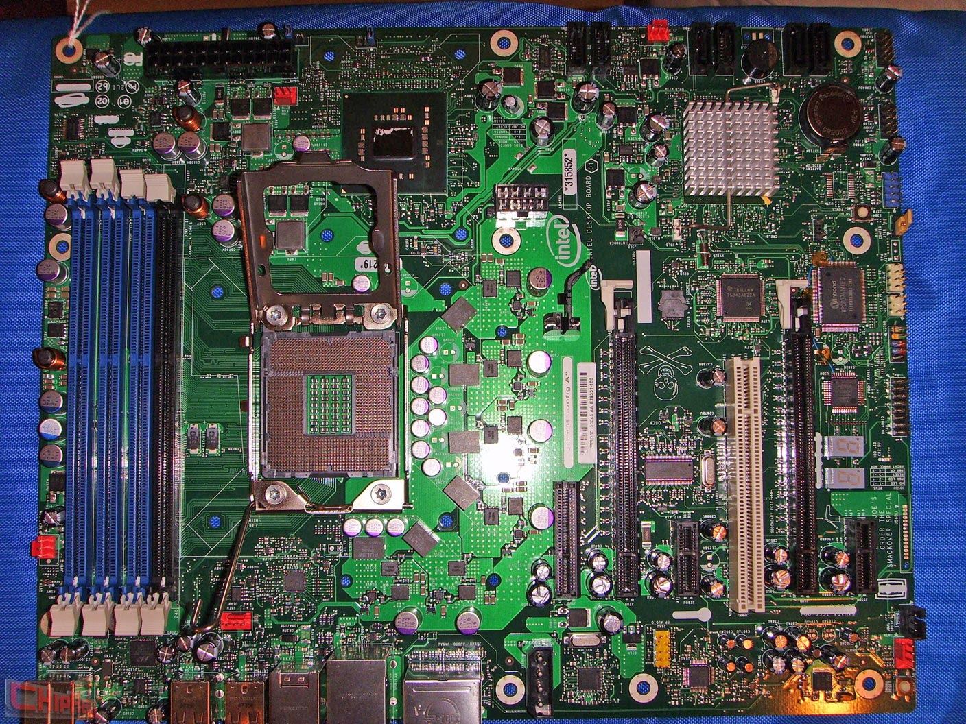 Media asset in full size related to 3dfxzone.it news item entitled as follows: Intel, foto della motherboard Bloomfield per cpu a 45nm e Hi-k | Image Name: news7101_2.jpg