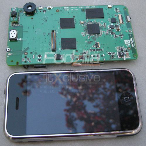 Immagine pubblicata in relazione al seguente contenuto: NVIDIA, la prima foto di motherboard Tegra vicina a un iPhone | Nome immagine: news8489_1.jpg