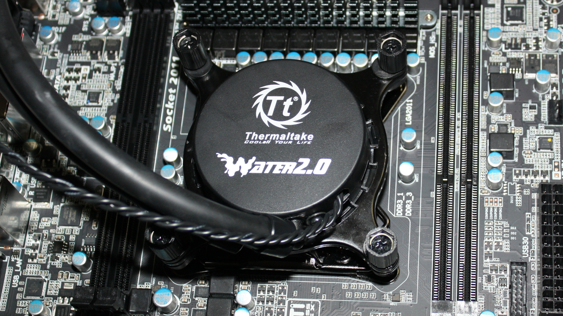 Risorsa grafica - foto, screenshot o immagine in genere - relativa ai contenuti pubblicati da hwsetup.it | Nome immagine: thermaltake-water-2.0-performer-liquid-cooler-on-the-cpu.jpg