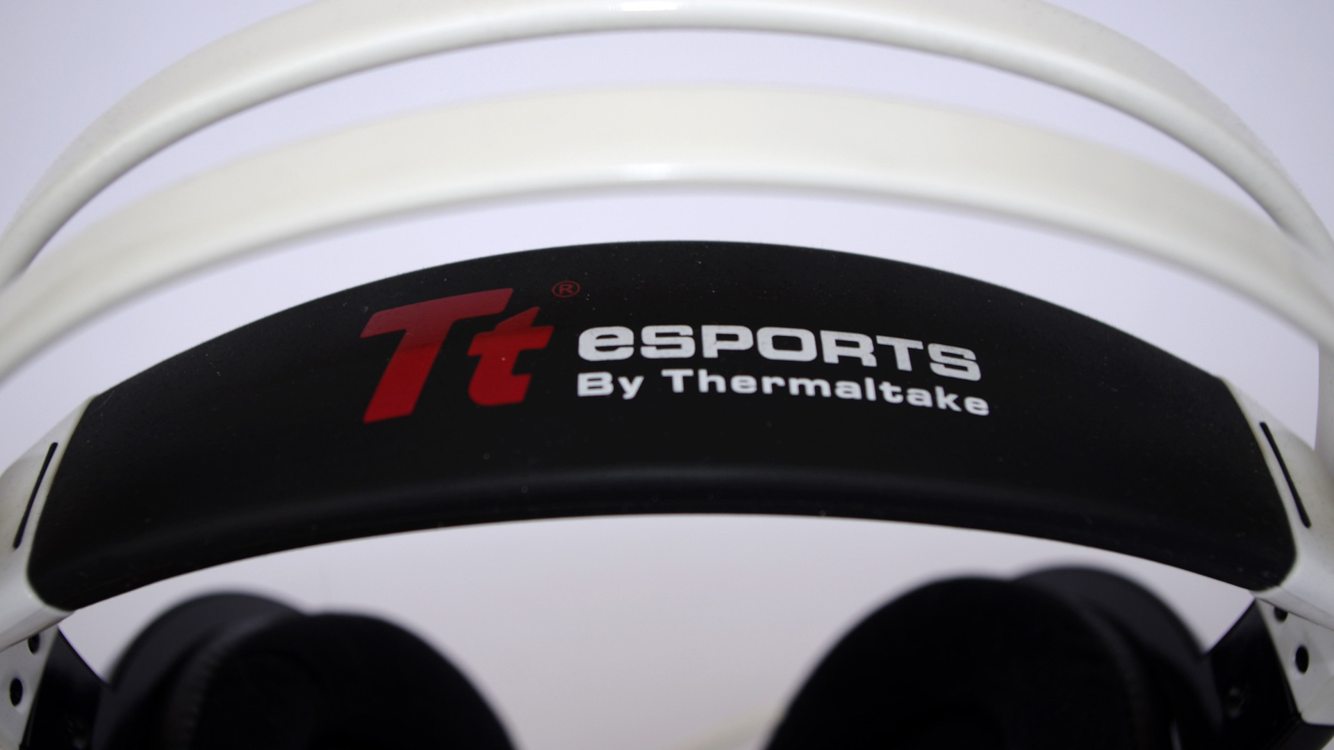 Risorsa grafica - foto, screenshot o immagine in genere - relativa ai contenuti pubblicati da hwsetup.it | Nome immagine: thermaltake_SHOCK_spin_headset_UpLogo.jpg