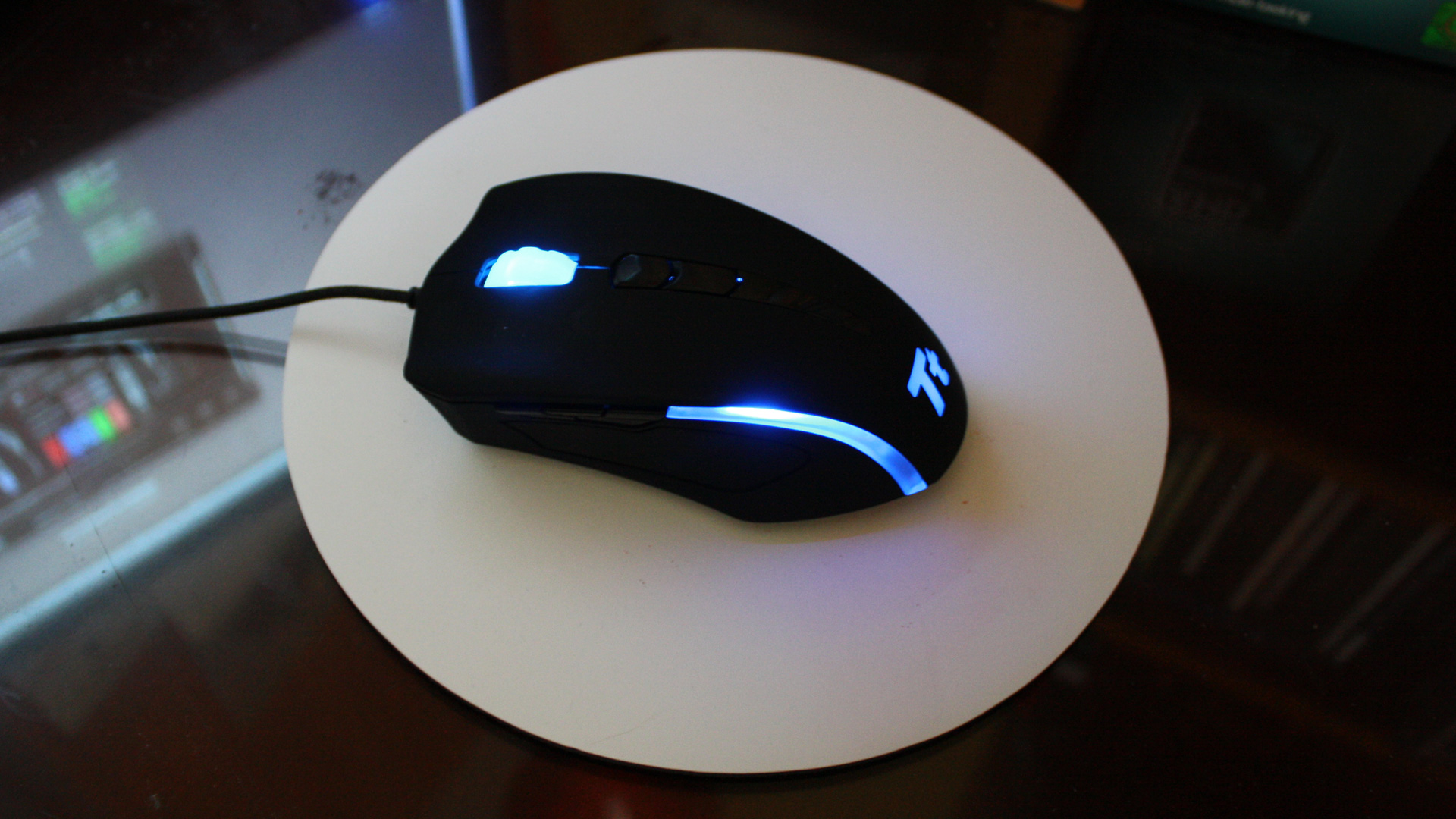 Risorsa grafica - foto, screenshot o immagine in genere - relativa ai contenuti pubblicati da hwsetup.it | Nome immagine: thermaltake_black_element_gaming_mouse_color_blue.jpg