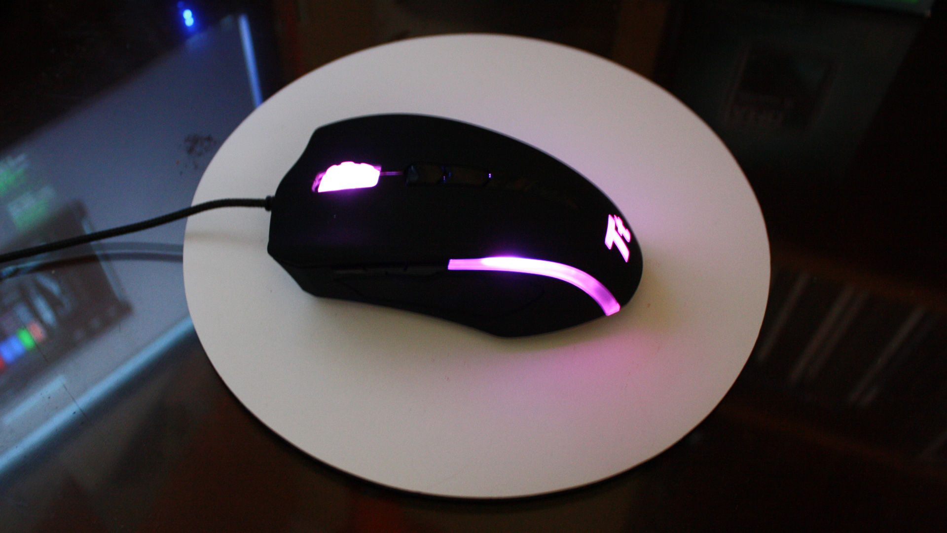 Risorsa grafica - foto, screenshot o immagine in genere - relativa ai contenuti pubblicati da hwsetup.it | Nome immagine: thermaltake_black_element_gaming_mouse_color_purple.jpg