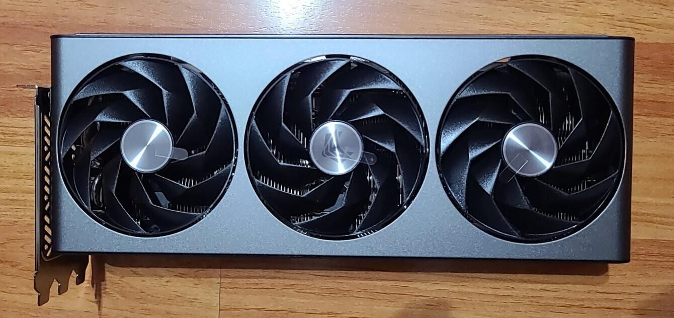 Immagine pubblicata in relazione al seguente contenuto: On line foto e specifiche della video card Radeon RX 7900 GRE di Sapphire | Nome immagine: news34689_Sapphire-Radeon-RX-7900-GRE_1.jpg