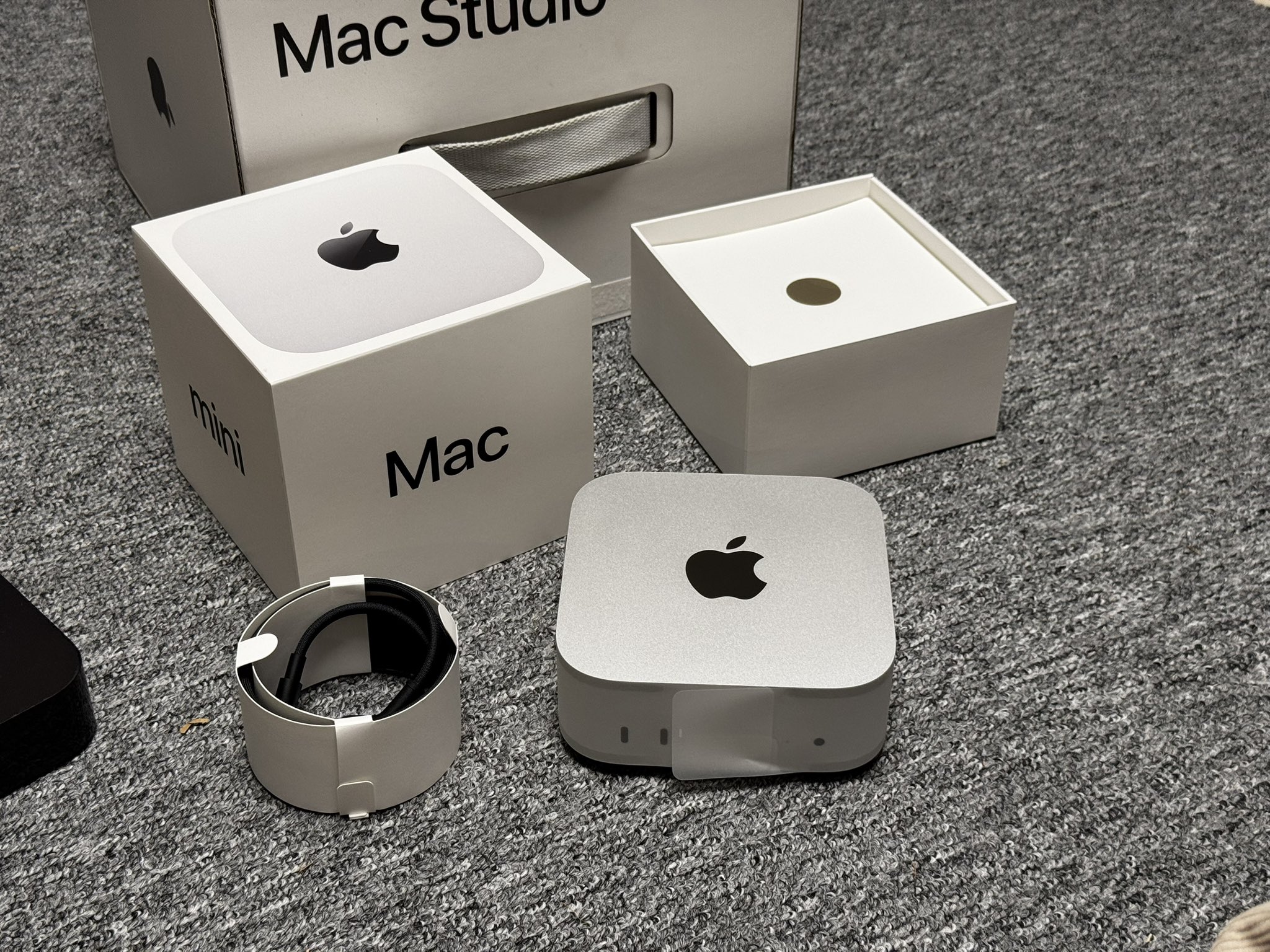 Media asset in full size related to 3dfxzone.it news item entitled as follows: Mac mini con M4 disassemblato: Apple ricorre a SSD e modulo Wi-Fi insoliti | Image Name: news36150_Mac-mini_teardown_1.jpg