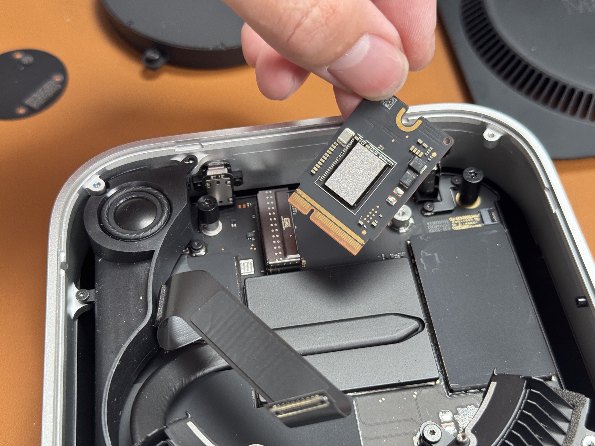 Immagine pubblicata in relazione al seguente contenuto: Mac mini con M4 disassemblato: Apple ricorre a SSD e modulo Wi-Fi insoliti | Nome immagine: news36150_Mac-mini_teardown_2.jpg