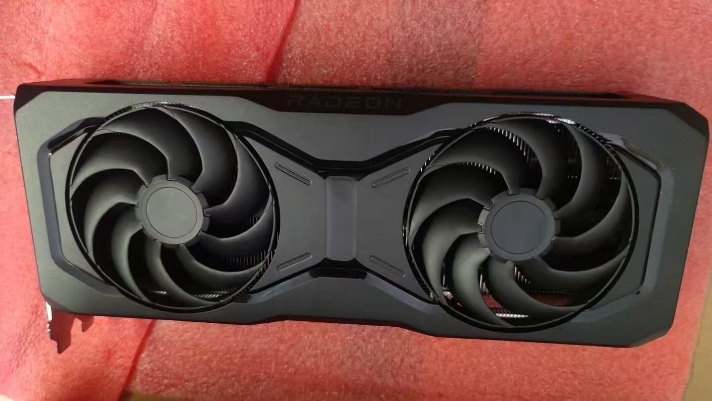 Immagine pubblicata in relazione al seguente contenuto: Foto di una inedita video card AMD Radeon RX 9070 reference (Made by AMD) | Nome immagine: news36516_Radeon-RX-9070-MBA_1.jpg